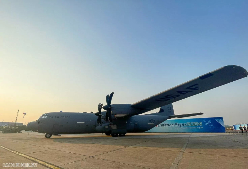L'avion C-130J des États-Unis exposé au Salon international de la Défense du Vietnam 2024. Photo : baoquocte.vn