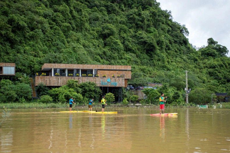 Les visiteurs pagaient pendant les inondations à Tân Hoa. Photo : Oxalis Adventure.
