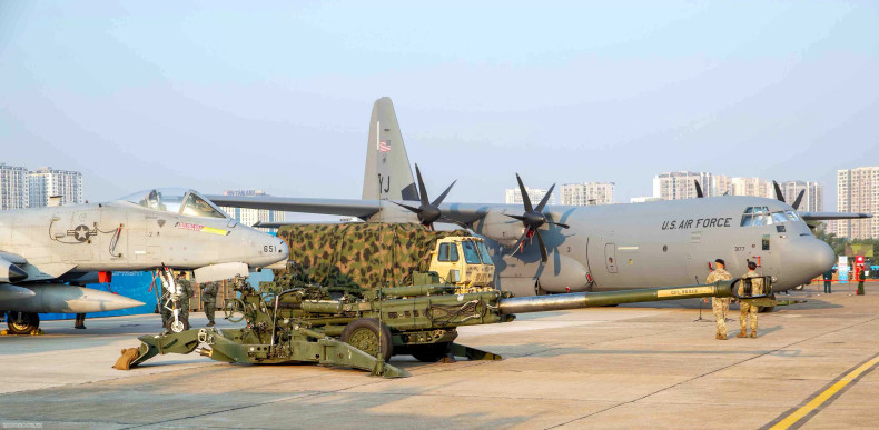 Les armes et les équipements militaires des forces armées des États-Unis au Salon internationale de la Défense du Vietnam 2024. Photo : baoquocte.vn