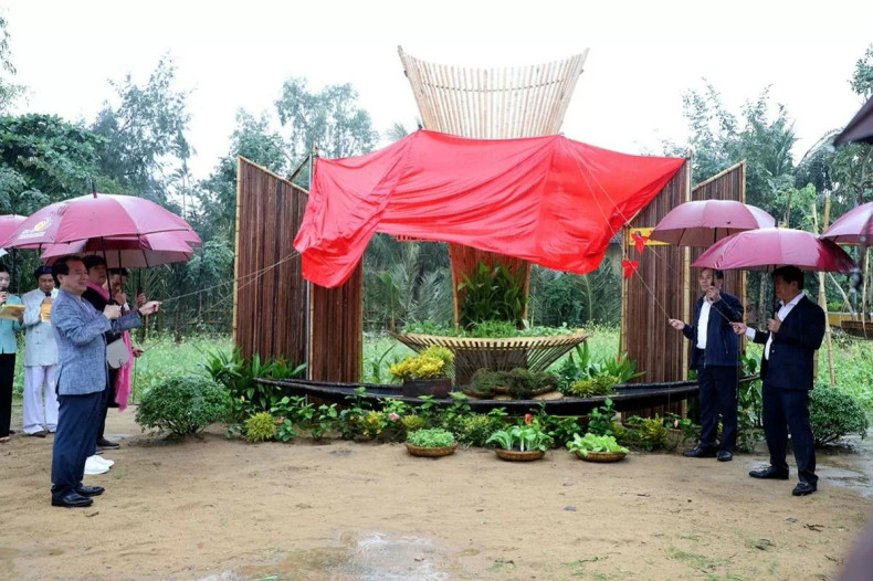 Les délégués lors de la cérémonie de coupure de ruban pour honorer le village de légumes Trà Quê comme le meilleur village touristique de l'année 2024. Photo : TITC.