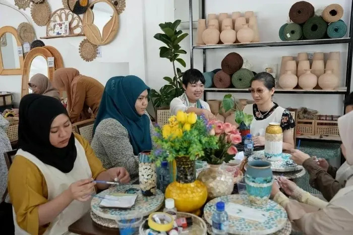 Un atelier d'artisanat a été organisé par l'Ambassade du Vietnam à Brunei en collaboration avec Rattan House. Photo: baoquocte.vn