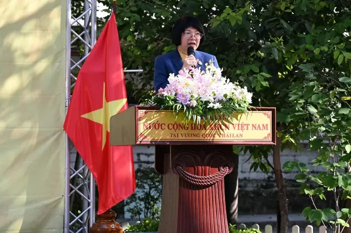 La secrétaire générale adjointe de l’Assemblée nationale de Thaïlande, Steejit Taipiboonsuk, qui est également présidente de la Chambre de Commerce de Thaïlande et présidente de l’Association d’amitié Thaïlande-Vietnam, s'exprime lors de l'événement. Photo : baoquocte.vn