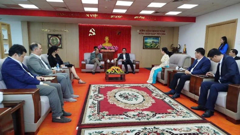 La vue générale de la séance de travail entre la délégation cubaine du journal Granma et le Comité populaire de la province de Binh Duong. Photo : nhandan.vn