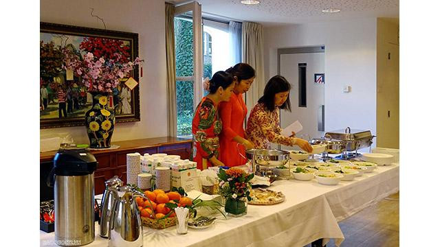 Tout en voyageant à travers l'écran vers les paysages de toutes les régions du Vietnam, les invités ont écouté la présentation de la gastronomie vietnamienne. En particulier, l’épouse de l’ambassadeur vietnamien, Lê Thi Hiên Anh, a guidé les invités pour faire le « bun bo » Nam Bô (vermicelles de riz aux bœufs). Photo: baoquocte.vn Tout en voyageant à travers l'écran vers les paysages de toutes les régions du Vietnam, les invités ont écouté la présentation de la gastronomie vietnamienne. En particulier, l’épouse de l’ambassadeur vietnamien, Lê Thi Hiên Anh, a guidé les invités pour faire le « bun bo » Nam Bô (vermicelles de riz aux bœufs). Photo: baoquocte.vn