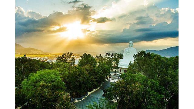 La statue du Bouddha blanc à la pagode Long Son. Photo : dulich.petrotimes.vn