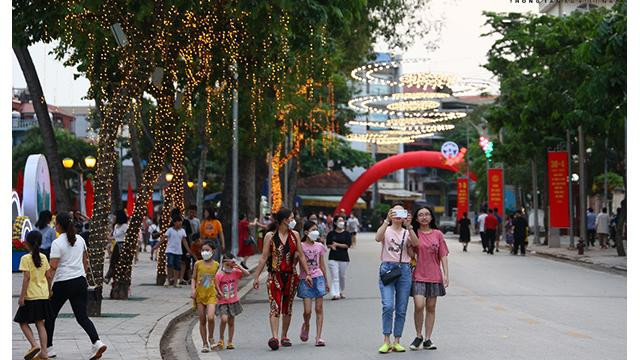 Les gens dans la rue piétonne autour de l'ancienne citadelle de Son Tây. Photo : Journal Tintuc. Les gens dans la rue piétonne autour de l'ancienne citadelle de Son Tây. Photo : Journal Tintuc.