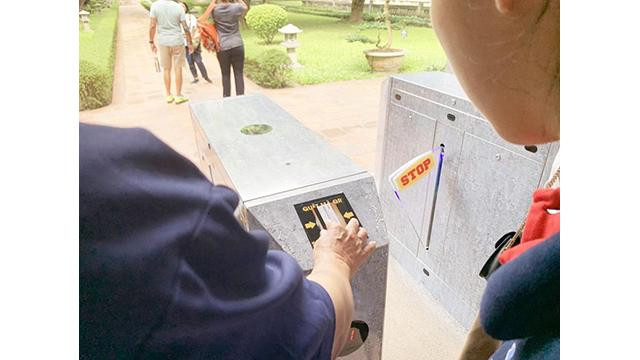 La « Carte Vietnam - Carte touristique intelligente » est un produit relevant du programme « Carte Vietnam - Une carte unique pour tout service au Vietnam ». Photo : Administration nationale du Tourisme. La « Carte Vietnam - Carte touristique intelligente » est un produit relevant du programme « Carte Vietnam - Une carte unique pour tout service au Vietnam ». Photo : Administration nationale du Tourisme.