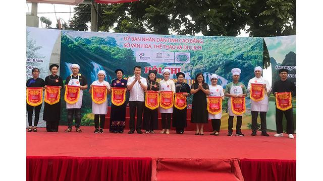 Cet événement a réuni 12 équipes de restaurants et d'hôtels de la province de Cao Bang. Photo : baocaobang.vn
