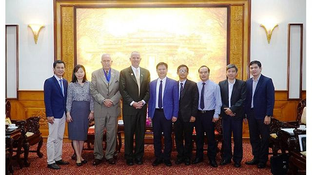 Le vice-président permanent du Comité populaire provincial, Nguyên Thanh Binh, et la délégation du Fonds COFC. Photo : www.thuathienhue.gov.vn