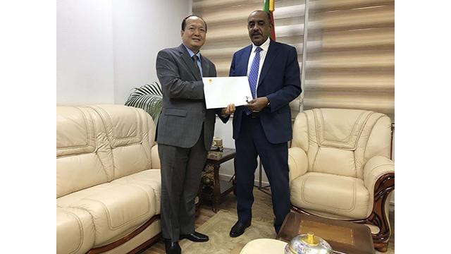 L'ambassadeur Nguyên Huy Dung avait présenté la copie figurée de ses lettres de créance au ministre des Affaires étrangères par intérim, ambassadeur Ali Elsadig Ali. Photo : baoquote.vn L'ambassadeur Nguyên Huy Dung avait présenté la copie figurée de ses lettres de créance au ministre des Affaires étrangères par intérim, ambassadeur Ali Elsadig Ali. Photo : baoquote.vn