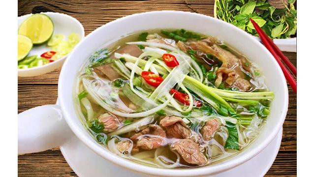 L'un des types de plats les plus populaires au Vietnam est des plats ayant un délicieux bouillon, dont le « phở » (soupe de nouille de riz) est le plus célèbre, avec un délicieux bouillon chaud, des nouilles blanches souples, servi avec du bœuf ou du poulet et des herbes. Photo : hanoimoi.vn L'un des types de plats les plus populaires au Vietnam est des plats ayant un délicieux bouillon, dont le « phở » (soupe de nouille de riz) est le plus célèbre, avec un délicieux bouillon chaud, des nouilles blanches souples, servi avec du bœuf ou du poulet et des herbes. Photo : hanoimoi.vn