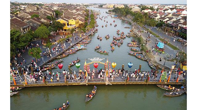 Hôi An a toujours attiré de nombreux touristes. C'est un signal positif pour la ville au bord de la rivière Hoài. Photo : Journal Tôquôc.