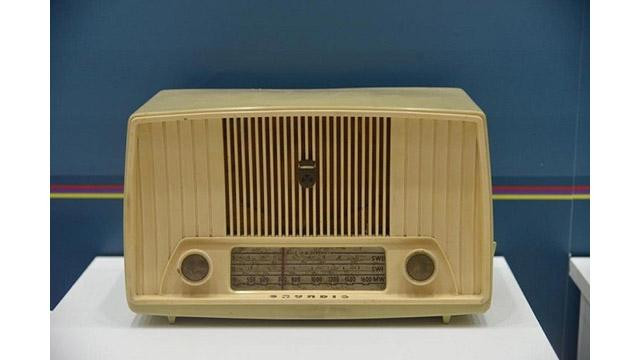 La radio GRUNDIG a été placée sur le bureau à côté du lit dans la chambre au deuxième étage de la maison sur pilotis de l'Oncle Hô. Photo : Musée Hô Chi Minh.
