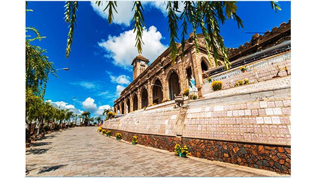 L'église a un large dôme, des portes en forme de rose dans le style architectural gothique typique au cœur de la ville. Photo : dulich.petrotimes.vn