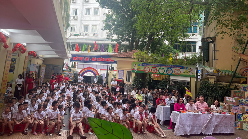 Cet évènement attire la participation de près de 300 élèves, parents, enseignants et représentants de l'école primaire Tran Nhat Duat. Photo : Mai Khanh/NDEL Cet évènement attire la participation de près de 300 élèves, parents, enseignants et représentants de l'école primaire Tran Nhat Duat. Photo : Mai Khanh/NDEL