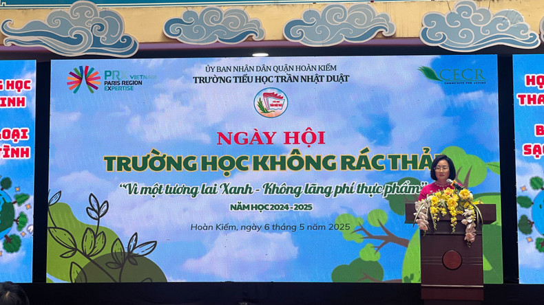 Nguyen Dieu Anh, directrice de l'école primaire Tran Nhat Duat, prend la parole. Photo: Mai Khanh/NDEL Nguyen Dieu Anh, directrice de l'école primaire Tran Nhat Duat, prend la parole. Photo: Mai Khanh/NDEL