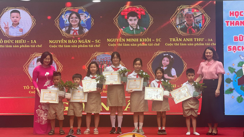 Le Comité d’organisation a remis 10 premiers prix, 10 deuxièmes prix et 16 troisième prix aux individus et collectifs pour leurs œuvres visant à propager des habitudes de réduction des déchets alimentaires et une vie saine et durable. Photo: Mai Khanh/NDEL Le Comité d’organisation a remis 10 premiers prix, 10 deuxièmes prix et 16 troisième prix aux individus et collectifs pour leurs œuvres visant à propager des habitudes de réduction des déchets alimentaires et une vie saine et durable. Photo: Mai Khanh/NDEL