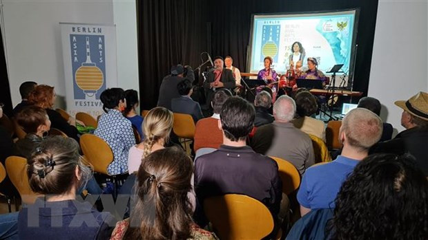 Des artistes d’origine vietnamienne vivant en Allemagne ont présenté des performances musicales, imprégnés de l’identité culturelle du Vietnam, associées aux caractéristiques culturelles modernes étrangères dans le cadre du Festival des arts asiatiques de Berlin 2023. Photo: VNA