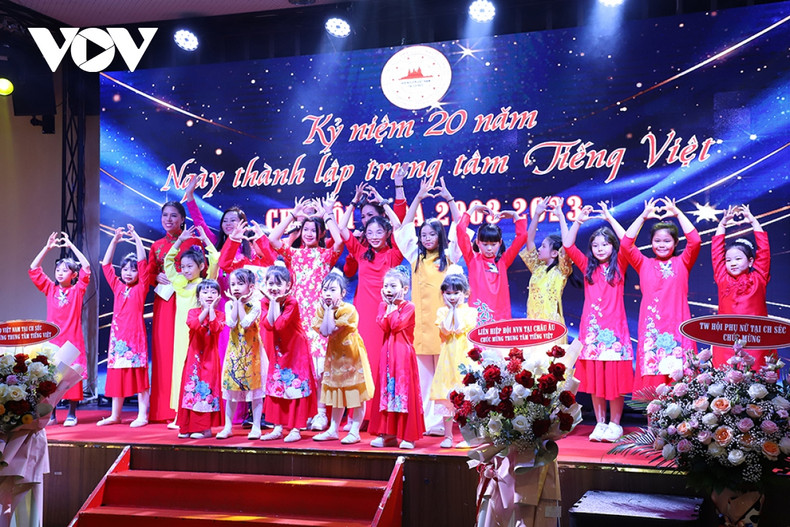 Un numéro artistique lors du 20e anniversaire de la création du Centre de vietnamien de Prague. Photo : VOV
