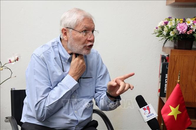 Jorge Alcocer Villanueva, ancien vice-ministre mexicain de l’Intérieur, lors de l' interview accordée à la presse vietnamienne à l’occasion du 49e anniversaire de la Libération du Sud et de la Réunification nationale du Vietnam (30 avril). Photo: VNA