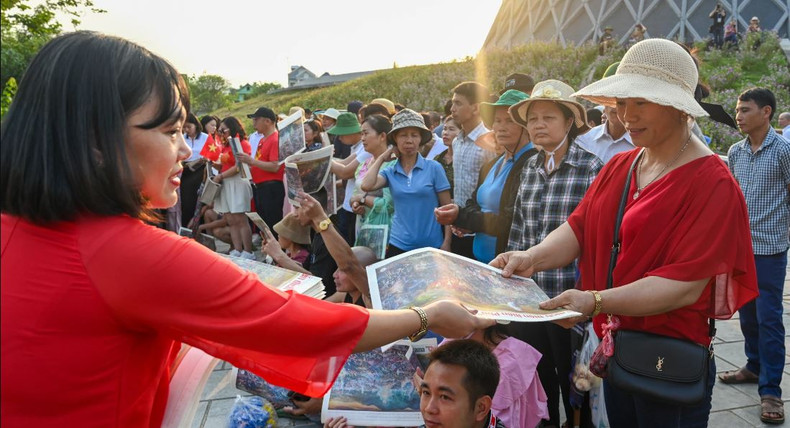 Un grand nombre de visiteurs sont enthousiasmés par l'exposition à Dien Bien. Photo: NDEL