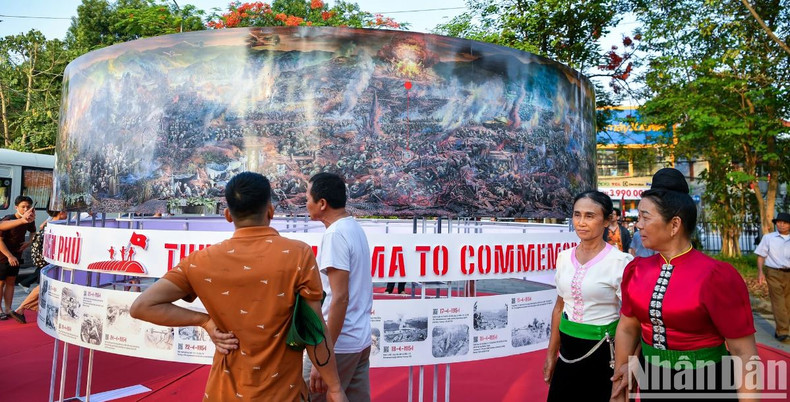 Également lors de l'événement, le journal Nhan Dan a fait don de 1 000 encarts spéciaux aux représentants du journal de Dien Bien Phu, du Service de la Culture, des Sports et du Tourisme, du Service de l'Éducation et de la Formation et l'Union provinciale de la jeunesse de la province de Dien Bien. Photo: NDEL