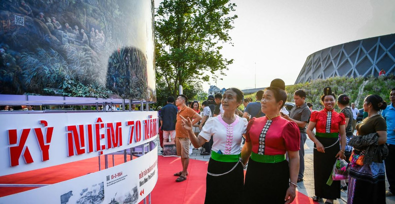 Les visiteurs peuvent admirer le panorama d'un diamètre de 5,5 mètres et d'une hauteur de plus de 3 mètres et expérimenter la technologie de réalité augmentée avec un modèle panoramique à 360 degrés. Photo: NDEL