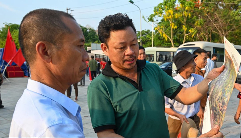 Tran Duc Dung, un touriste venu de Nam Dinh, s'est dit très impressionné par la présentation et la valeur de l’exposition. « Je ramènerai chez moi quatre pages supplémentaires comme un souvenir de ce voyage de retour à l'origine », a-t-il déclaré. Photo: NDEL