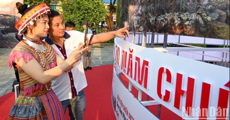 L'exposition panoramique interactive de peintures commémorant le 70e anniversaire de la Victoire de Dien Bien Phu a été inaugurée simultanément dans l'après-midi du 6 mai 2024 à deux endroits que sont le siège du journal Nhan Dan au 71, rue de Hang Trong, à Hanoï et le Musée de la Victoire de Dien Bien Phu, dans la ville de Dien Bien Ville, province de Dien Bien. L'exposition est ouverte gratuitement de 9h00 à 17h00 du 7 mai 2024 au 12 mai 2024. Photo: NDEL
