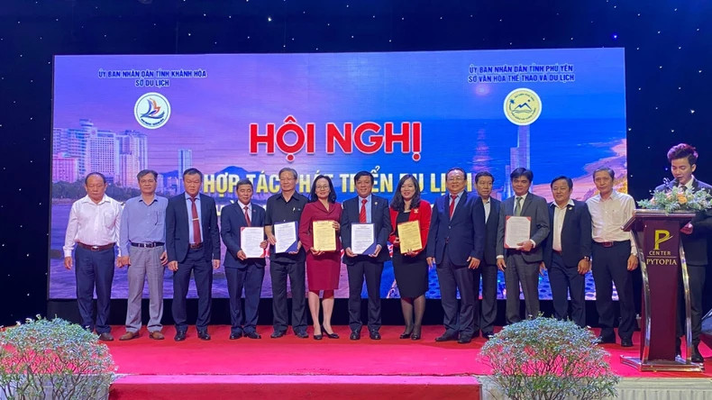 Signature d'un mémorandum d'accord sur la coopération dans le développement du tourisme et la formation des ressources humaines entre le Service de la Culture, des Sports et du Tourisme de la province de Phu Yên et le Service du Tourisme de la province de Khanh Hoa. Photo : NDEL Signature d'un mémorandum d'accord sur la coopération dans le développement du tourisme et la formation des ressources humaines entre le Service de la Culture, des Sports et du Tourisme de la province de Phu Yên et le Service du Tourisme de la province de Khanh Hoa. Photo : NDEL