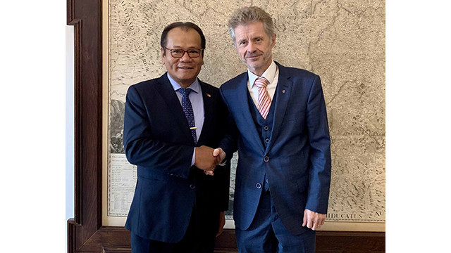 L'ambassadeur Thai Xuân Dung (à gauche) et le Président du Sénat, Milos Vystril. Photo : Ambassade du Vietnam en République tchèque.