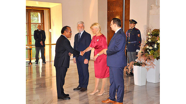 L'ambassadeur Thai Xuân Dung est venu prendre congé au Président tchèque Petr Pavel et à son épouse. Photo : Ambassade du Vietnam en République tchèque.