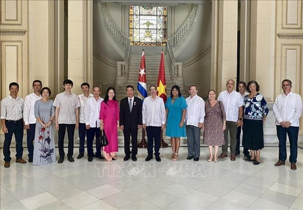 Lors de la cérémonie de remise de l’Ordre de l'amitié à l'ambassadeur du Vietnam à Cuba Le Thanh Tung. Photo : VNA