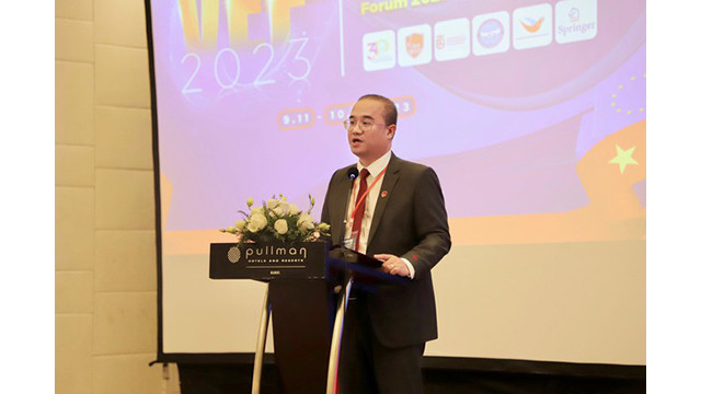Le professeur agrégé et docteur Nguyên Truc Lê, président du Conseil de l'Université d'économie de l’Université nationale de Hanoi s'exprime lors du Forum économique et commercial Vietnam - UE 2023. Photo : VGP/NN.