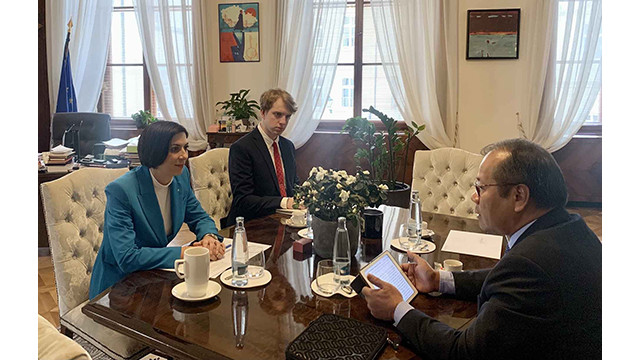 L'ambassadeur Thai Xuân Dung est venu prendre congé à la Présidente de la Chambre des Représentants, Marketa Petrakova Adamova. Photo : Ambassade du Vietnam en République tchèque.
