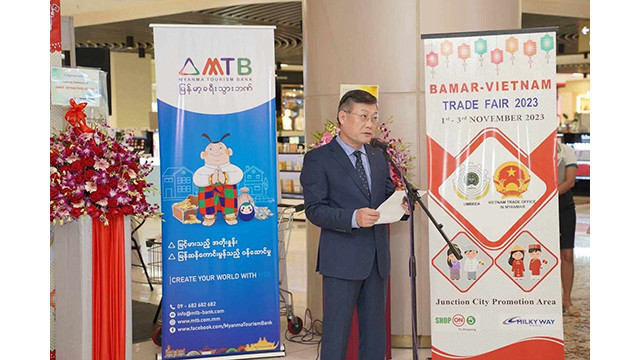 L'ambassadeur vietnamien au Myanmar, Ly Quôc Tuân, prend la parole lors de l'ouverture de la Foire commerciale 2023 à Yangon. Photo : baoquocte.vn L'ambassadeur vietnamien au Myanmar, Ly Quôc Tuân, prend la parole lors de l'ouverture de la Foire commerciale 2023 à Yangon. Photo : baoquocte.vn