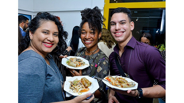 Des représentants d'entreprises apprécient la cuisine vietnamienne lors de l'événement. Photo: baoquocte.vn