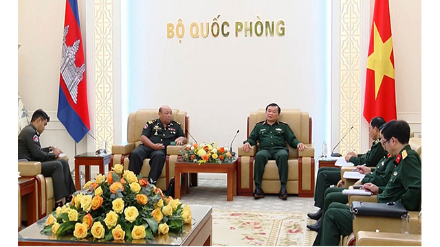 Le général de corps d'armée Hoàng Xuân Chiên (à droite) a hautement apprécié la contribution du colonel Rem Kann dans la coordination avec les agences et les unités du ministère vietnamien de la Défense pour mettre en œuvre efficacement les activités de coopération bilatérale en matière de défense. Photo : PCV. Le général de corps d'armée Hoàng Xuân Chiên (à droite) a hautement apprécié la contribution du colonel Rem Kann dans la coordination avec les agences et les unités du ministère vietnamien de la Défense pour mettre en œuvre efficacement les activités de coopération bilatérale en matière de défense. Photo : PCV.