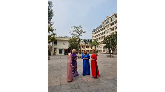 Des enseignantes russes venues de différentes villes se réunissent à Hanoï pour prendre des belles photos en áo dài traditionnel vietnamien. Photo : thoidai.vn