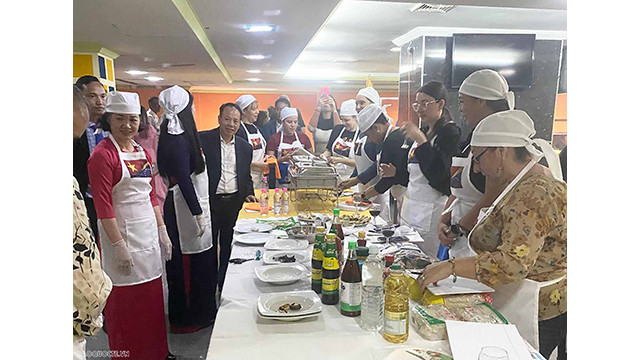 L'ambassadeur Lê Viêt Duyên a exprimé son souhait que les étudiants puissent acquérir une compréhension plus profonde de la culture, du pays et du peuple vietnamiens, continuant ainsi à contribuer à la consolidation de l’amitié entre Vietnam-Venezuela dans l'avenir. Photo: baoquocte.vn