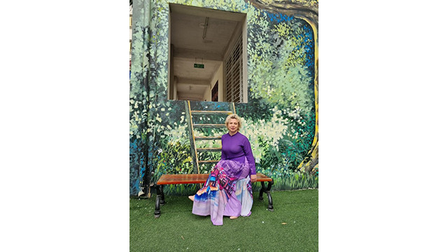 L’enseignante Oksana ressent la beauté de la femme lorsqu'elle porte l'áo dài. Photo : thoidai.com.vn