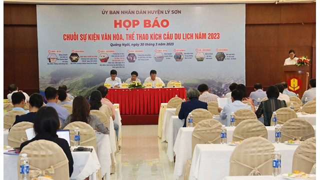 Une série d'activités aura lieu du 29 avril au 22 mai au district de Ly Son pour promouvoir l'image et les gens de Quang Ngai, du district insulaire de Ly Son et l'importance de la mer et des îles pour le développement socio-économique et mettre en vedette la souveraineté du Vietnam sur la mer et les îles. Photo : NDEL. Une série d'activités aura lieu du 29 avril au 22 mai au district de Ly Son pour promouvoir l'image et les gens de Quang Ngai, du district insulaire de Ly Son et l'importance de la mer et des îles pour le développement socio-économique et mettre en vedette la souveraineté du Vietnam sur la mer et les îles. Photo : NDEL.