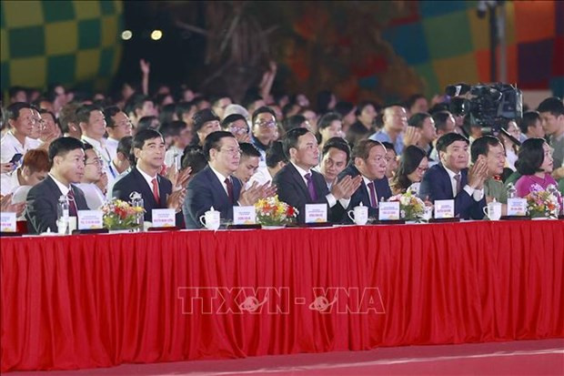Le Président de l’Assemblée nationale, Vuong Dinh Huê, et les délégués lors de la cérémonie d'inauguration de l’Année nationale du tourisme 2023. Photo: VNA. Le Président de l’Assemblée nationale, Vuong Dinh Huê, et les délégués lors de la cérémonie d'inauguration de l’Année nationale du tourisme 2023. Photo: VNA.