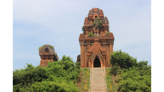 Toutes les tours Chàm de la province ont été classées comme monuments architecturaux et artistiques nationaux, dont la tour Duong Long a été classée comme site national spécial en 2015. Photo : VOV. Toutes les tours Chàm de la province ont été classées comme monuments architecturaux et artistiques nationaux, dont la tour Duong Long a été classée comme site national spécial en 2015. Photo : VOV.