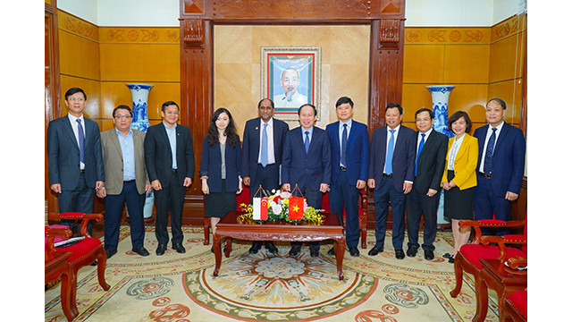 Les dirigeants de la ville de Hai Phong et la délégation de l'Ambassade de Singapour au Vietnam. Photo : baodautu.vn Les dirigeants de la ville de Hai Phong et la délégation de l'Ambassade de Singapour au Vietnam. Photo : baodautu.vn