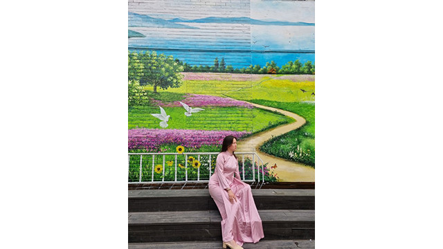 Selon Mme Valentina, enseignante au lycée pour les surdoués Nguyên Trai dans la province de Hai Duong, l'áo dài doit toujours être adapté à la forme de chacun. Photo : thoidai.com.vn