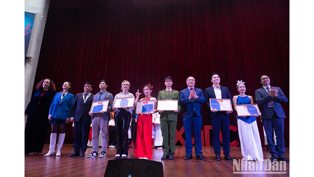 Le comité d’organisation a décerné les prix dans chaque catégorie aux meilleures œuvres du concours « Mélodies de la Jeunesse ». Photo : NDEL. Le comité d’organisation a décerné les prix dans chaque catégorie aux meilleures œuvres du concours « Mélodies de la Jeunesse ». Photo : NDEL.