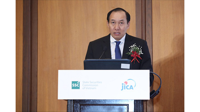 Le vice-président de la Commission des Valeurs mobilières de l’État (SSC), Pham Hông Son, a déclaré que suite aux succès obtenus, le Vietnam a actuellement commencé à entrer dans une nouvelle phase de développement du marché boursier. Photo : NDEL. Le vice-président de la Commission des Valeurs mobilières de l’État (SSC), Pham Hông Son, a déclaré que suite aux succès obtenus, le Vietnam a actuellement commencé à entrer dans une nouvelle phase de développement du marché boursier. Photo : NDEL.