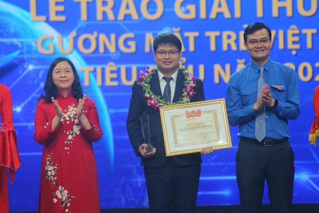 Le Dr. Truong Thanh Tùng a été honoré comme l’un des “Dix jeunes exemplaires du Vietnam 2022”, le 23 mars à Hanoo. Photo : TP. Le Dr. Truong Thanh Tùng a été honoré comme l’un des “Dix jeunes exemplaires du Vietnam 2022”, le 23 mars à Hanoo. Photo : TP.