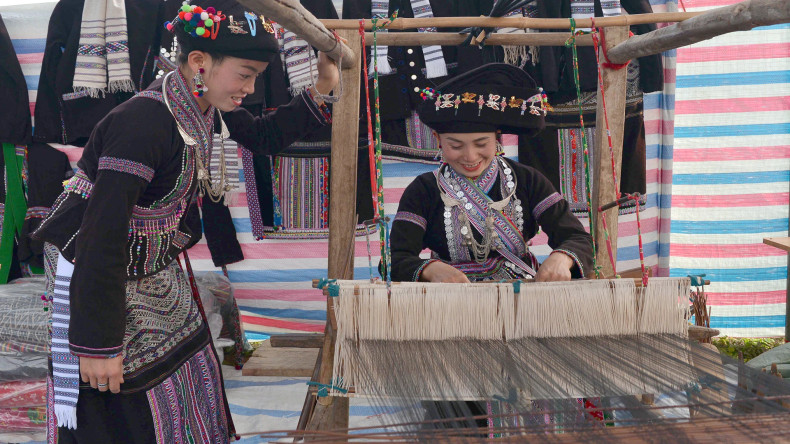 Démonstration du tissage de brocart traditionnel laotien à la fête. Photo : nhandan.vn